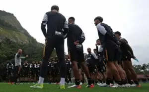 Elenco do Botafogo parabeniza clube pelos 122 anos antes de viagem para jogo importante na Sul-Americana