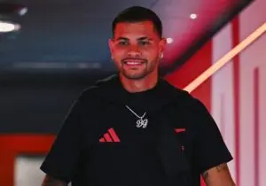 Vídeo de Bruno Guimarães viraliza ao buscar faixa de capitão em estreia pelo Arsenal
