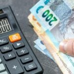 Calculadora, dinheiro, cédulas de reais - Andrzej Rostek/ Istockphoto.com