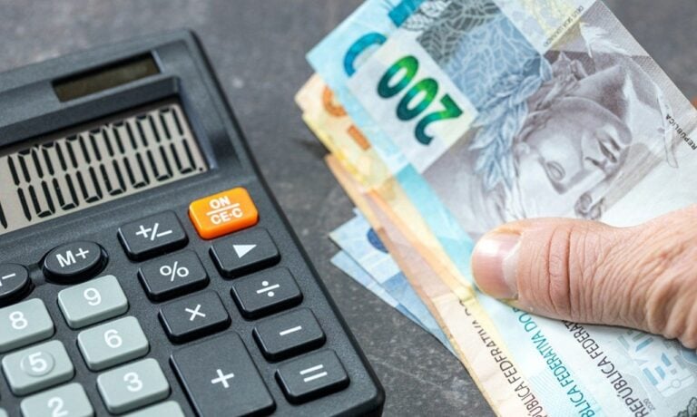 Calculadora, dinheiro, cédulas de reais - Andrzej Rostek/ Istockphoto.com
