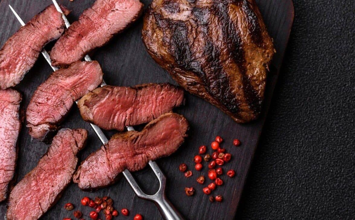 Carne mal passada - Tetiana Chernykova/Shutterstock.com