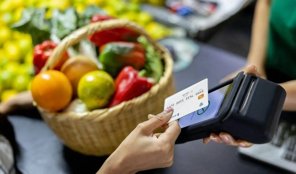 Cartão Vale Alimentação - andresr/ Istockphoto.com
