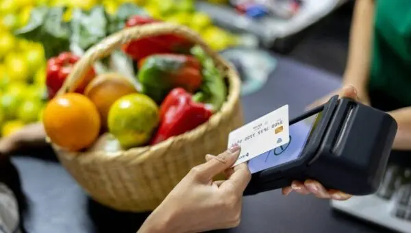 Cartão Vale Alimentação - andresr/ Istockphoto.com