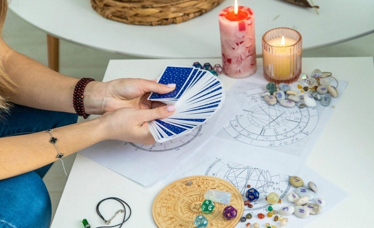 Cartas de Tarot, Astrologia - Artur Komisarenko/ Istockphoto.com