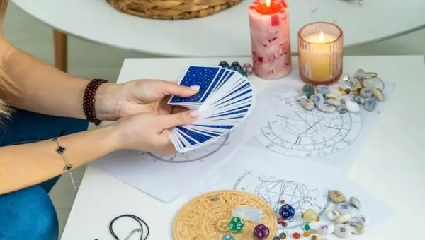 Cartas de Tarot, Astrologia - Artur Komisarenko/ Istockphoto.com