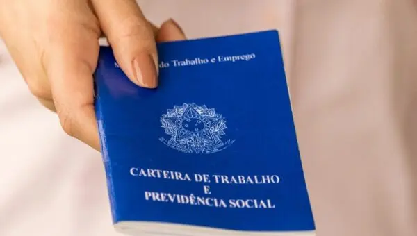 Carteira de Trabalho, Emprego - Gabriel Ramos/ Istockphoto.com