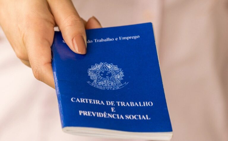 Carteira de Trabalho, Emprego - Gabriel Ramos/ Istockphoto.com