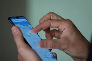 Conectividade digital transforma acesso a serviços essenciais e informações no cotidiano moderno