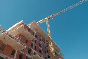 Portugal enfrenta escassez de trabalhadores na construção e empresas competem por mão de obra