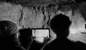 Caverna na Espanha surpreende com recorde de inscrições em latim e a misteriosa ‘Dama’ romana