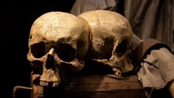 Arqueólogos desvendam o enigma dos buracos quadrados em crânios da Idade Média