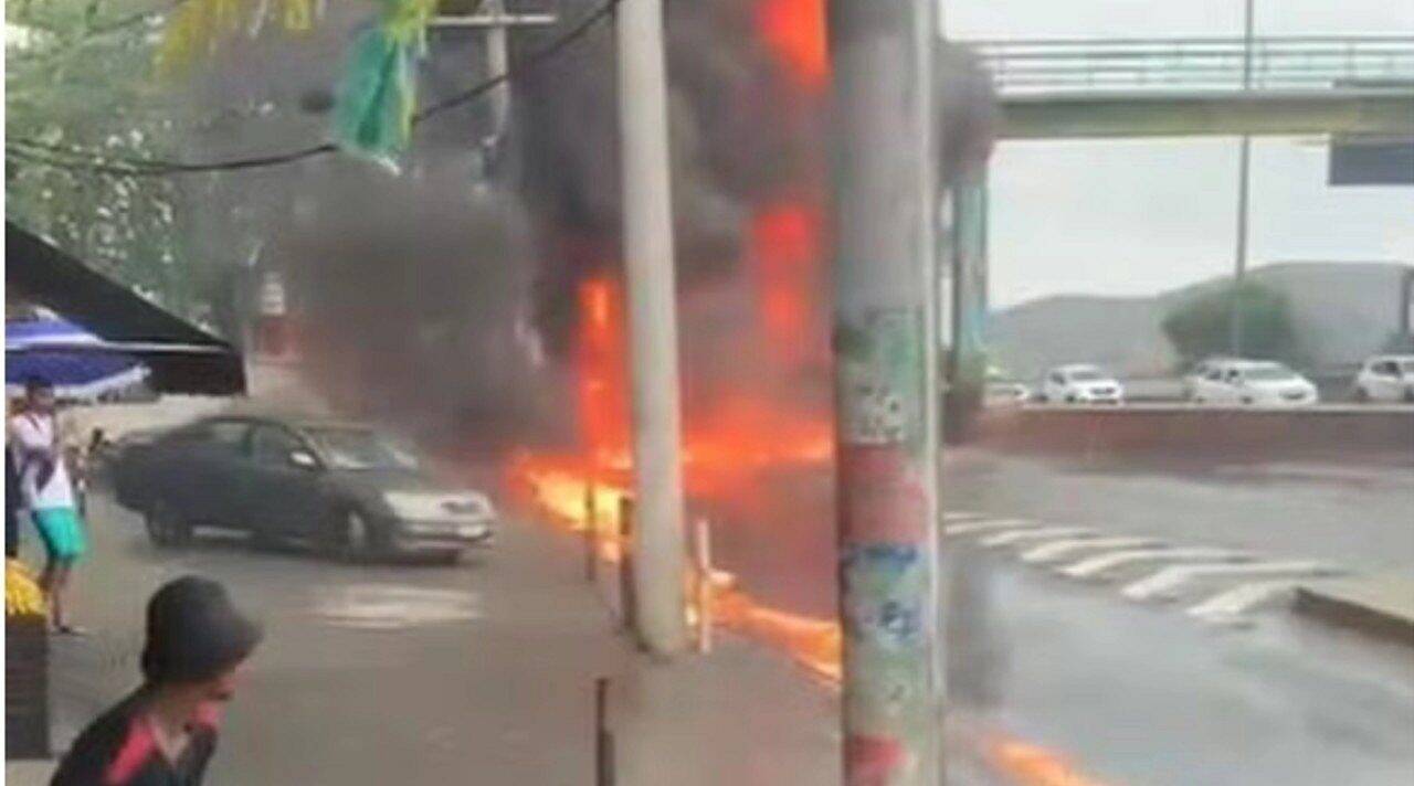 Criminosos ateiam fogo a caminhões e fecham a Av. Brasil