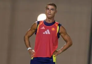 Cristiano Ronaldo retorna ao Al-Nassr com novo visual e mira 1000 gols