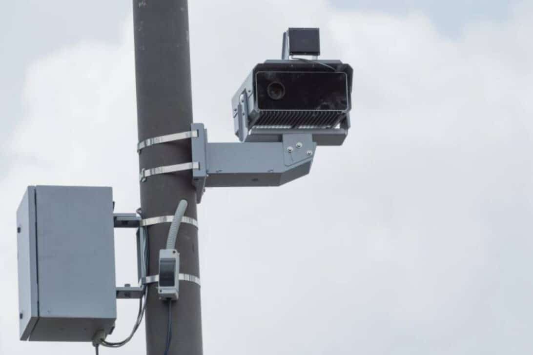 Radar de velocidade, radar eletrônico, sinalização de trânsito - Foto: Depositphotos