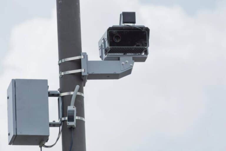 Radar de velocidade, radar eletrônico, sinalização de trânsito - Foto: Depositphotos