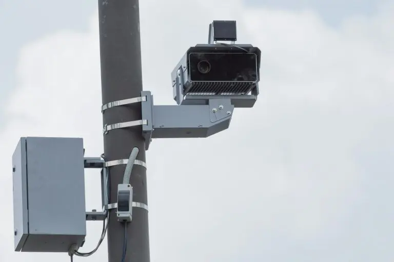 Radar de velocidade, radar eletrônico, sinalização de trânsito - Foto: Depositphotos