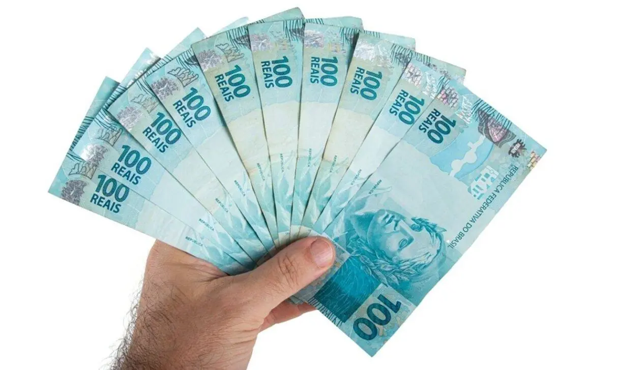 Dinheiro, real, notas de 100 reais - gustavomellossa/ Shutterstock.com