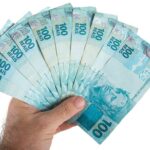 Dinheiro, real, notas de 100 reais - gustavomellossa/ Shutterstock.com
