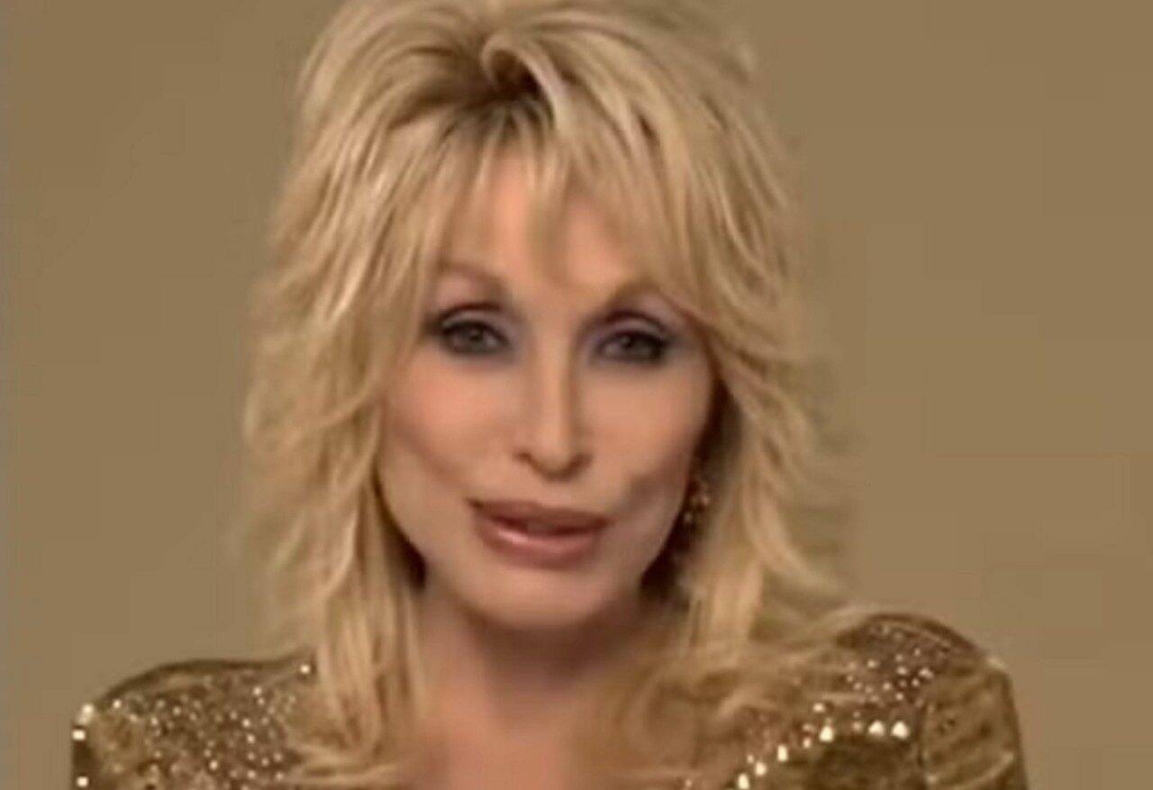 Irmã de Dolly Parton pede fim de homenagens com IA nas redes