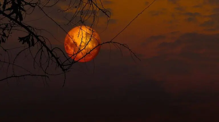 Eclipse lunar - Gergitek/Shutterstock.com