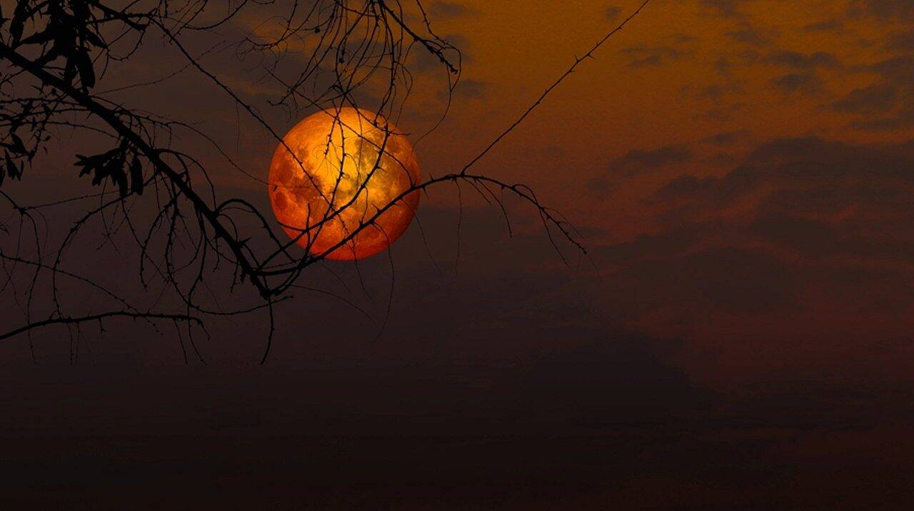 Eclipse lunar - Gergitek/Shutterstock.com