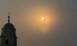 Europa observa eclipse solar total que escureceu o dia pela primeira vez em décadas