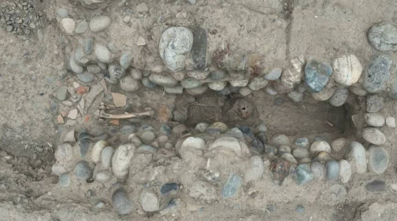 esqueleto de 1.400 anos encontrado em um canal subterr&acirc;neo no Peru