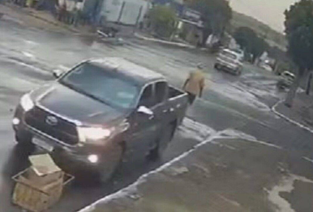 Ex-vereador morre ao ser atropelado por caminhonete em Moiporá, Goiás — Foto: Reprodução/TV Anhanguera