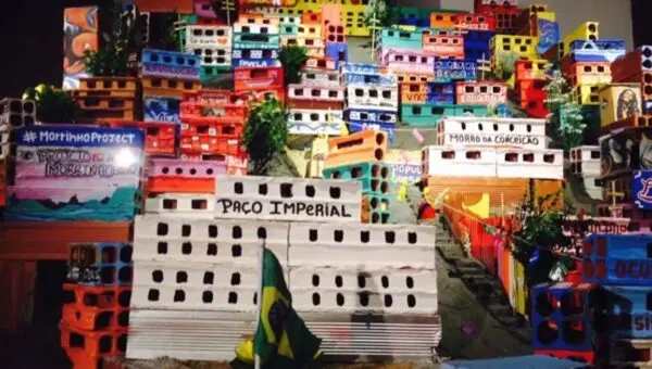Favela miniatura construída com tijolos - Reprodução/ YouTube