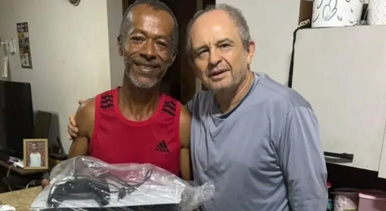 Gari devolve PlayStation 5 achado no lixo