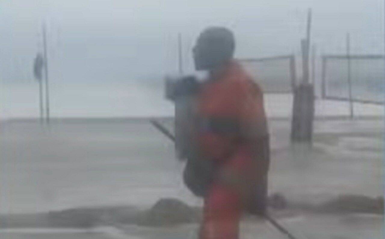 Gari resgata cachorro levado pela correnteza durante ressaca em Copacabana — Foto: Reprodução / TV Globo