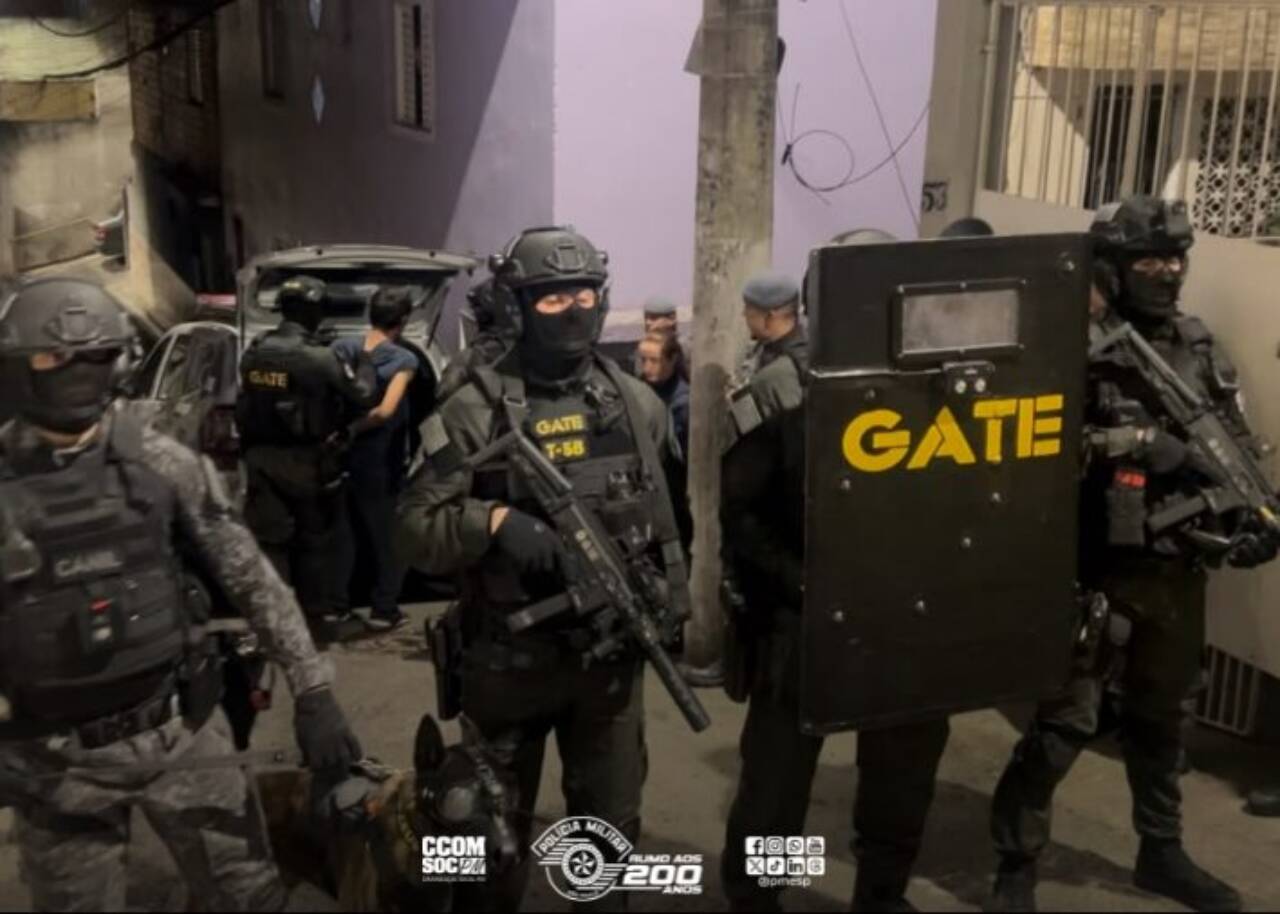 GATE atua em Diadema para conter homem que ateou fogo na casa e ameaçou policiais na madrugada
