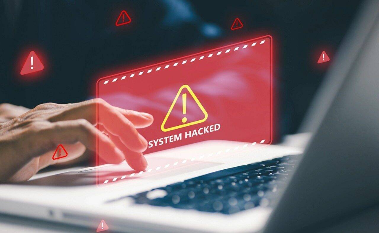Golpes digitais, segurança cibernética, sistema hackeado - Ksw Photographer/ Shutterstock.com
