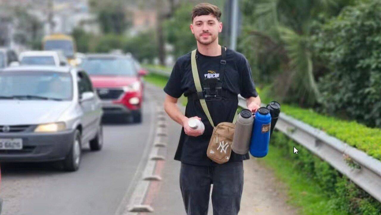 Gustavo Pereira vende café em semáforo em SC - Reprodução/ Arquivo pessoal