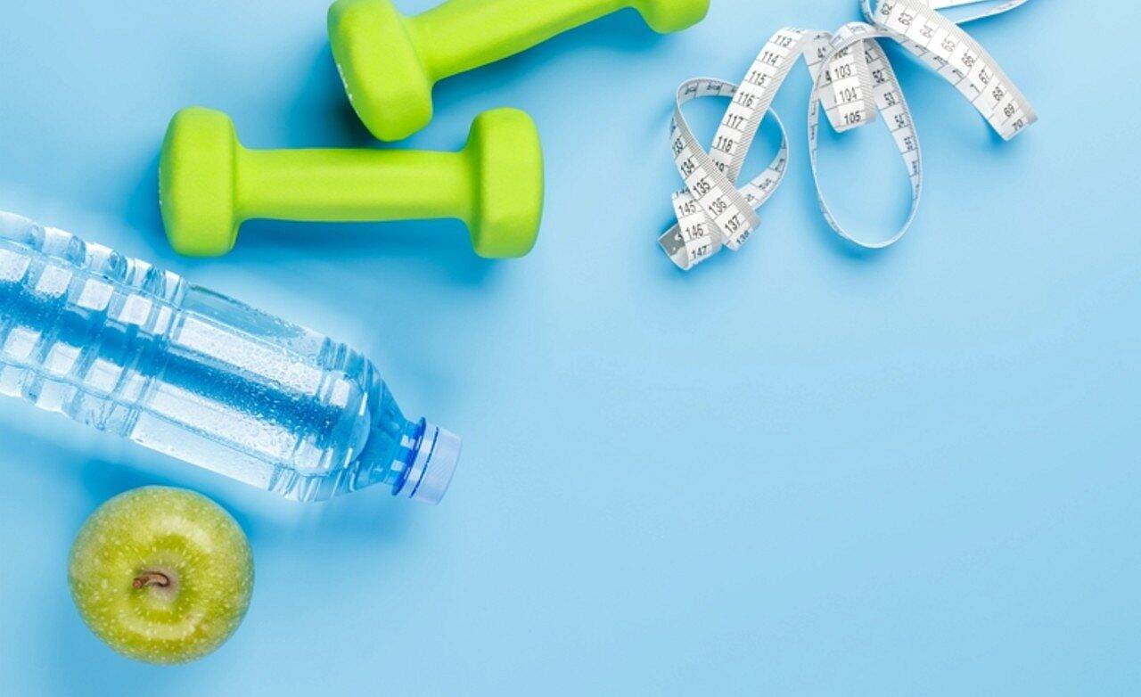 Halteres, garrafa de água e maçã, conceito de estilo de vida saudável - Evgeny Karandaev/Shutterstock.com