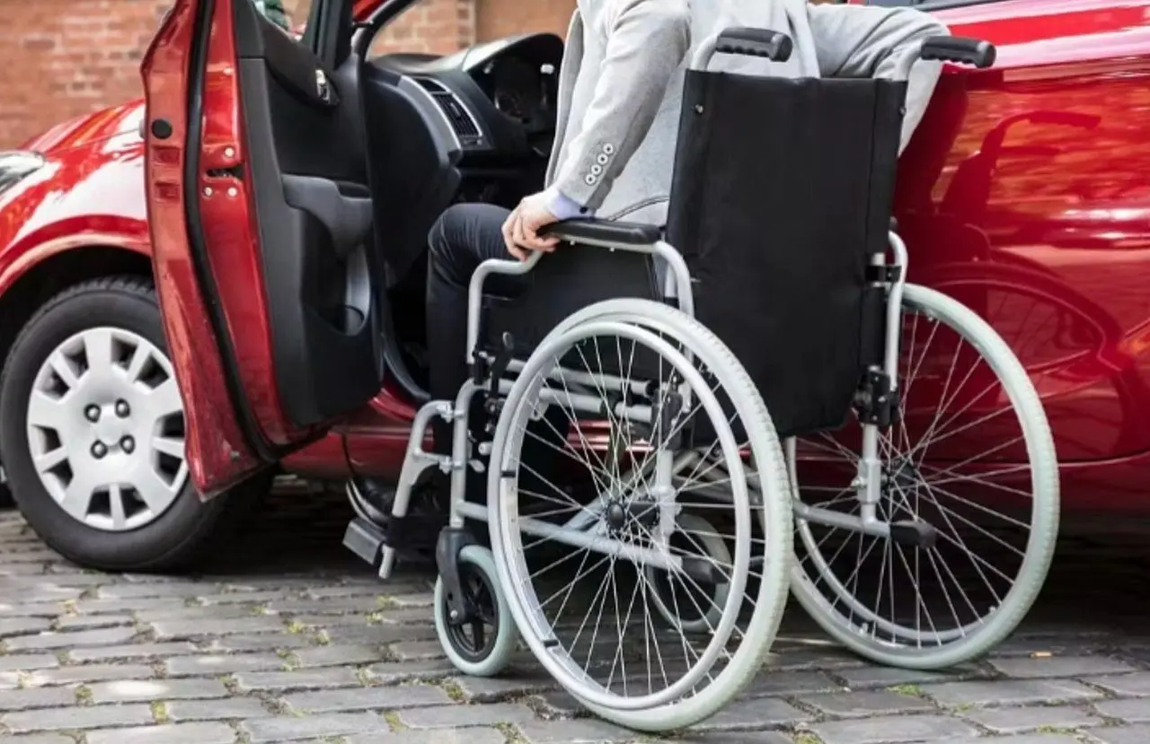 Homem cadeirante PCD e carro - Divulgação