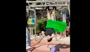 Artista chinês quebra recorde ao equilibrar 33 bambolês suspenso de ponta-cabeça