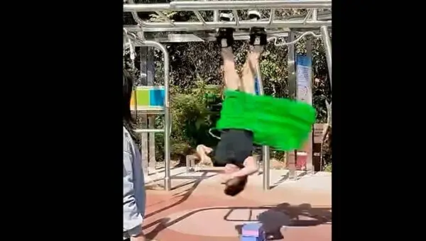 Homem gira 33 bambolês