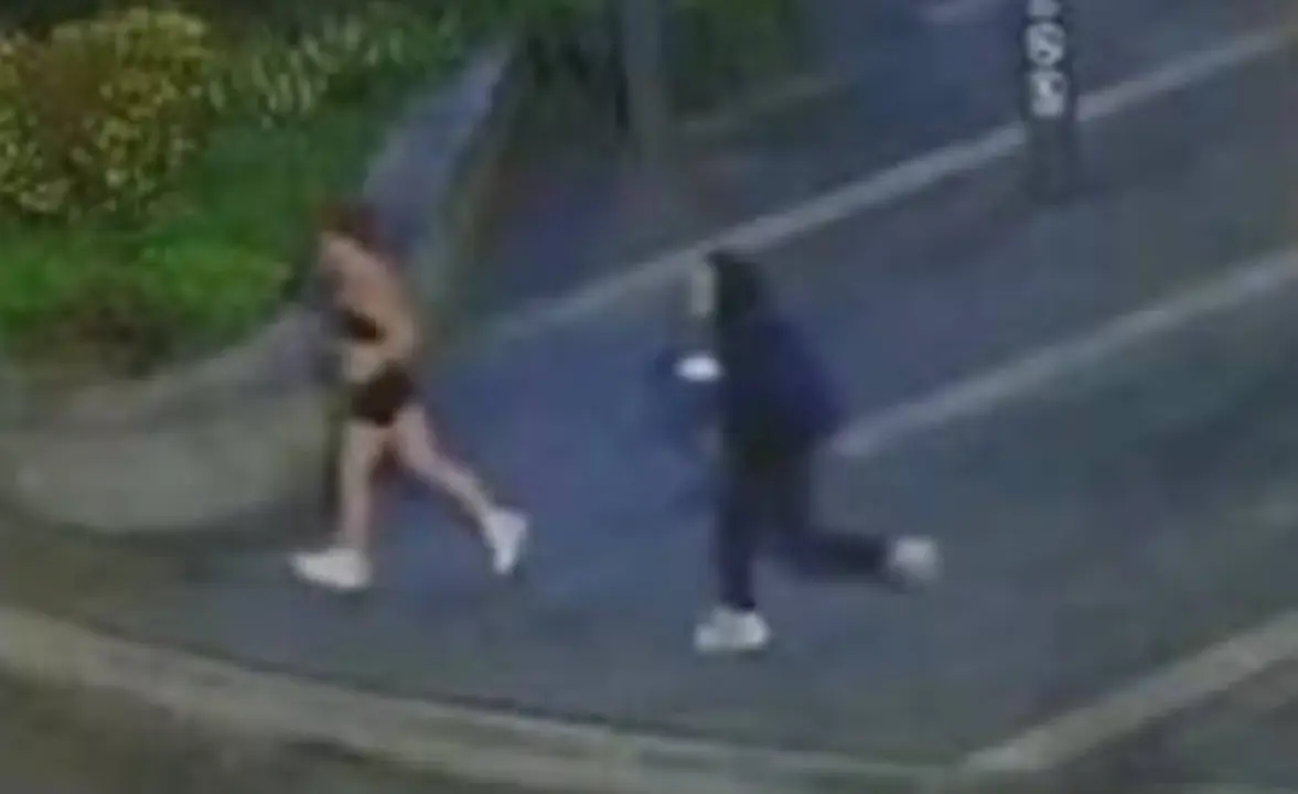 l'uomo mascherato corre dietro alla donna