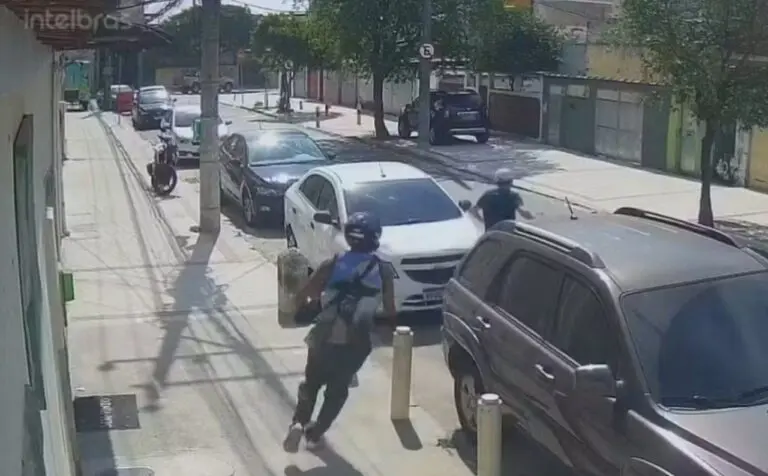 Homem morre baleado após tentar fugir de assalto na Zona Norte - Reprodução/Câmera de Circuito de Segurança