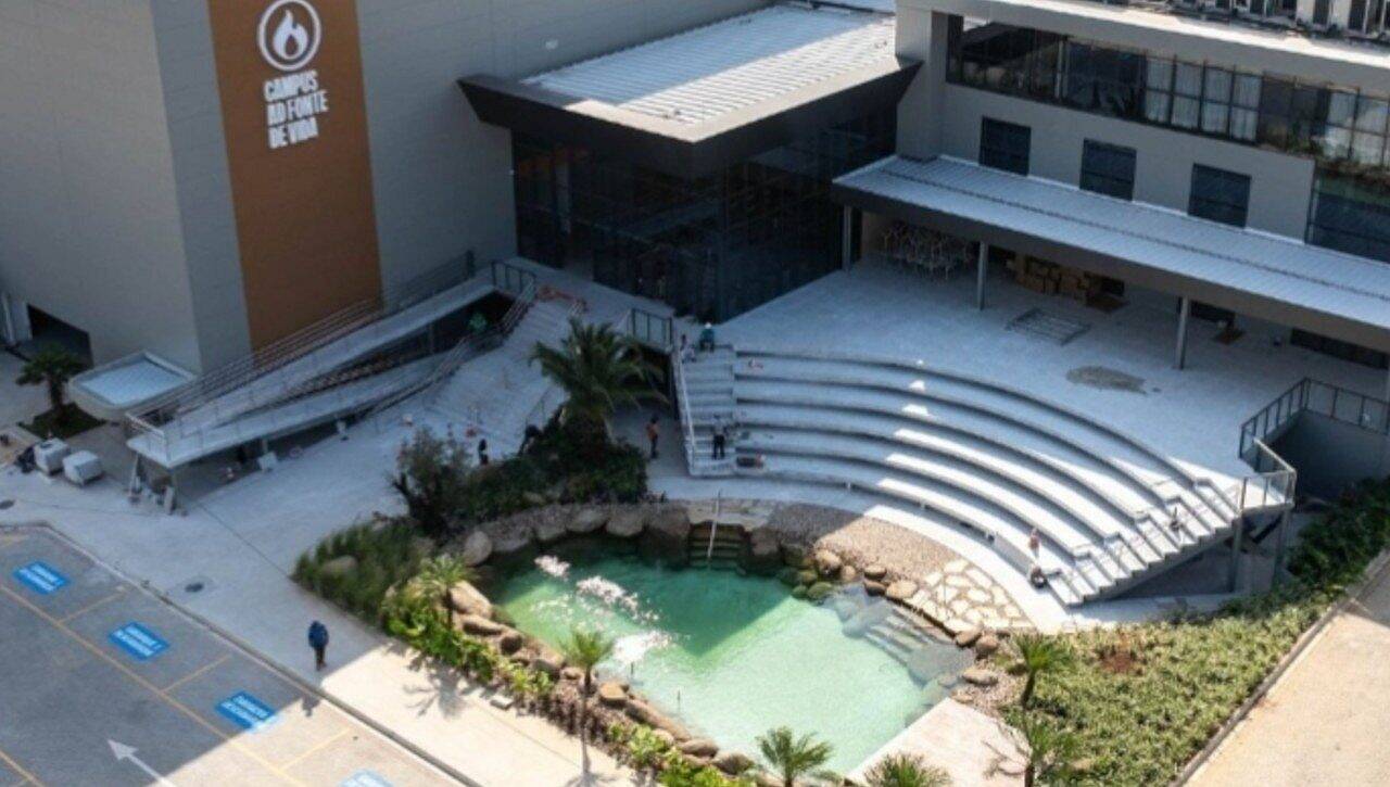 Igreja Assembleia de Deus Fonte de Vida inaugura megaestrutura com lago e tecnologia em Vitória