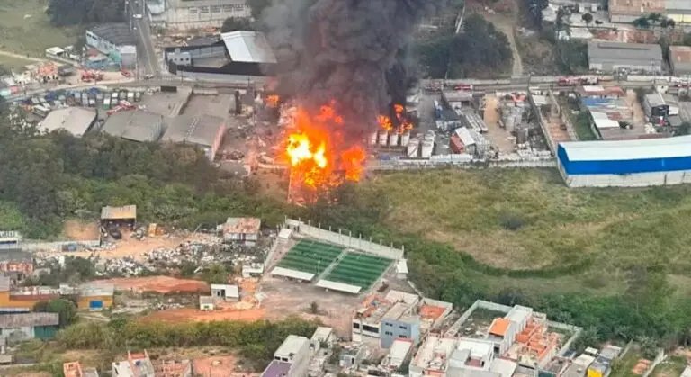 Imagens aéreas mostram o local do incêndio em Itaquaquecetuba — Cristina Mayumi / Rede Globo