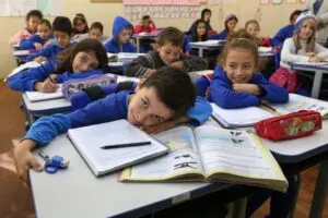 Deputados aprovam flexibilização de uniformes escolares para alunos com autismo visando inclusão plena