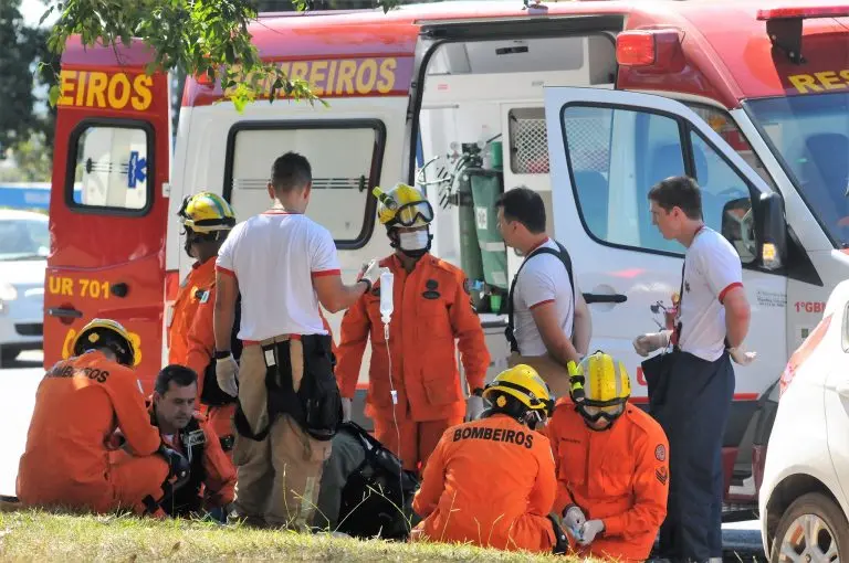 Bombeiros atendendo vítima de acidente de trânsito - Foto: Paulo H. Carvalho/Agência Brasília