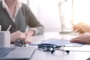 Câmara avança com projeto que exige capacitação contínua em saúde mental para equipes do SUS e atendimento personalizado