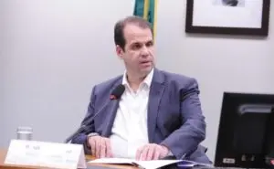 Câmara dos deputados avança com projeto que torna cardápio físico obrigatório em restaurantes e bares