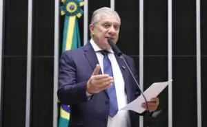 Câmara avança em projeto que obriga placas informativas sobre entrega legal de bebês para adoção em serviços públicos