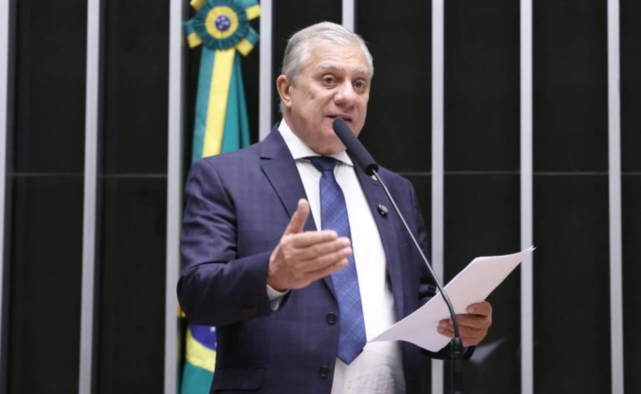Câmara avança em projeto que obriga placas informativas sobre entrega legal de bebês para adoção em serviços públicos