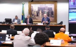 Câmara dos deputados debate projeto que revisa regras da aposentadoria especial e gera mobilização