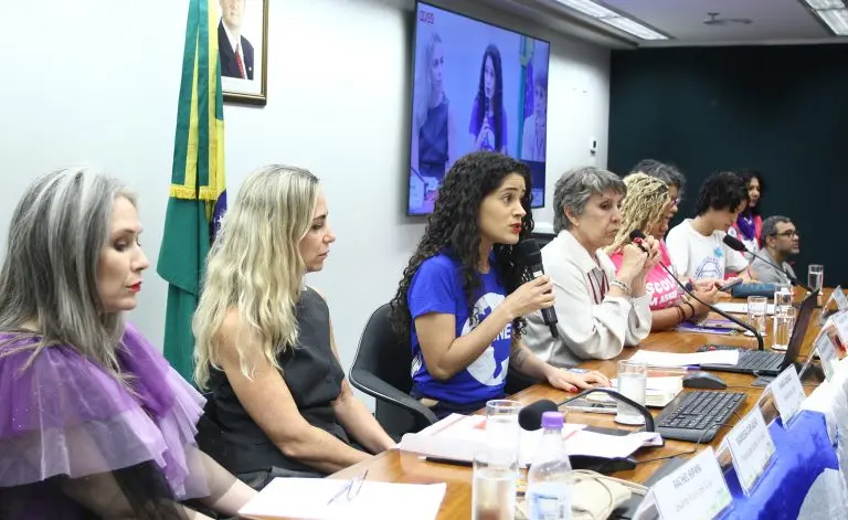 Bianca Borges (C): vítimas deixaram de participar de atividades acadêmicas por medo de violência - Foto: Vinicius Loures / Câmara dos Deputados